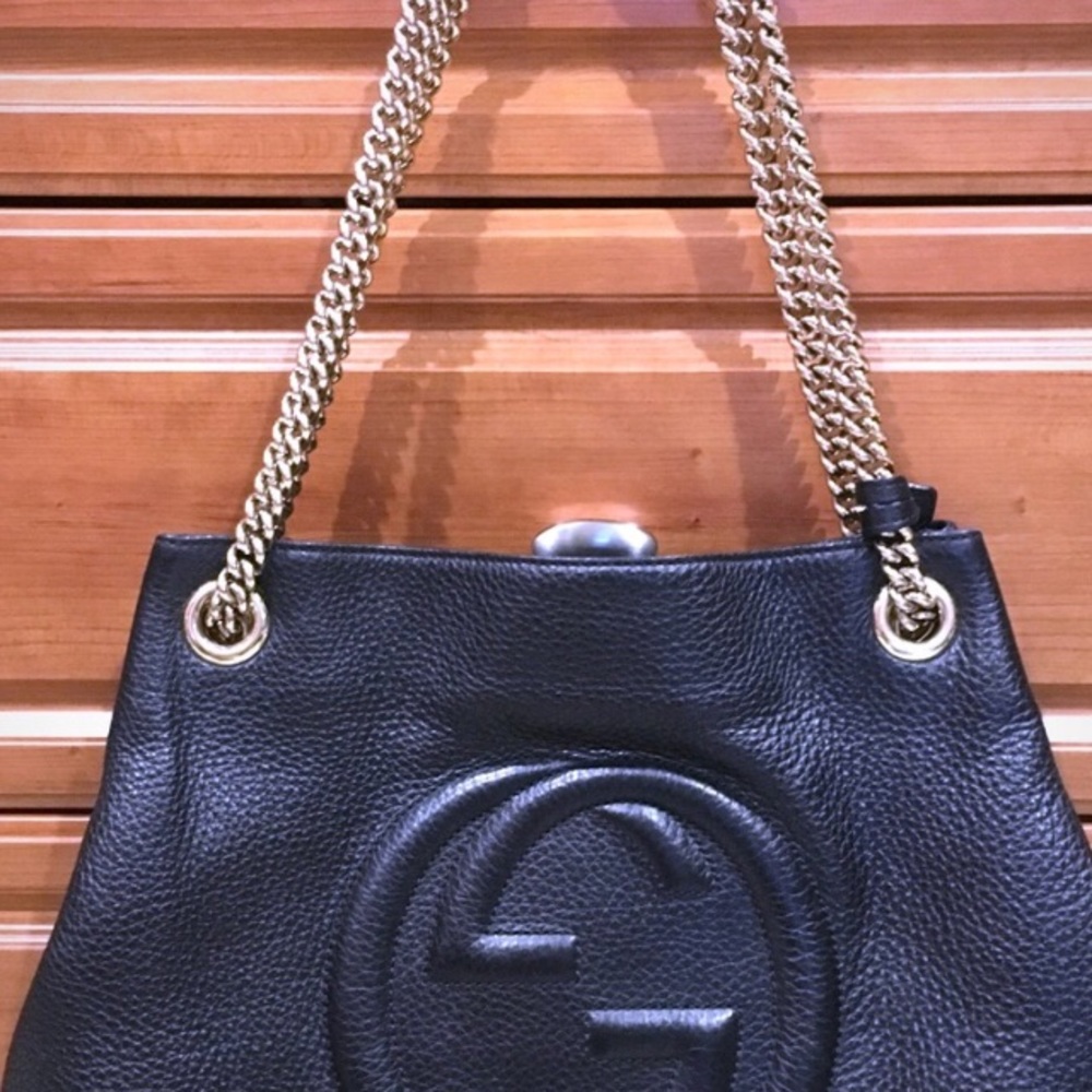GUCCI Soho black leather chain strap bag